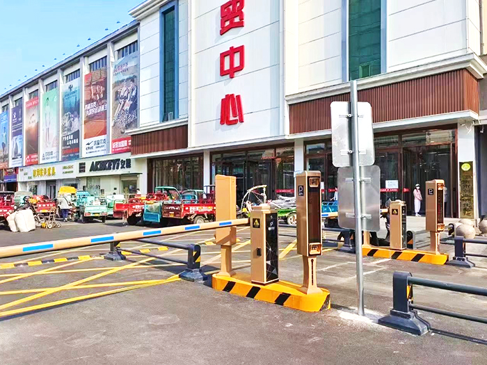 某商場(chǎng)門口采用 “安快” 一進(jìn)一出直桿道閘 停車出入口方案
