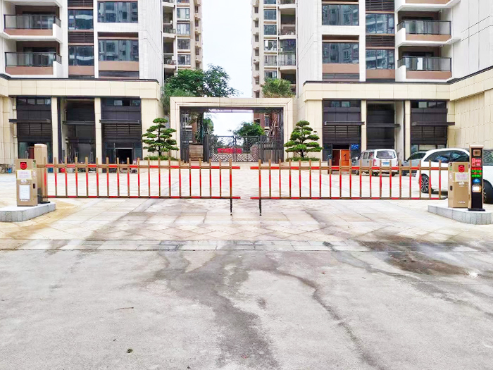 某小區(qū)采用 “ 安快 ” 一進(jìn)一出對(duì)開柵欄道閘 停車出入口方案