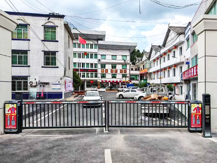 某社區(qū)采用 “安快” 一進(jìn)一出柵欄道閘（對(duì)開(kāi)）