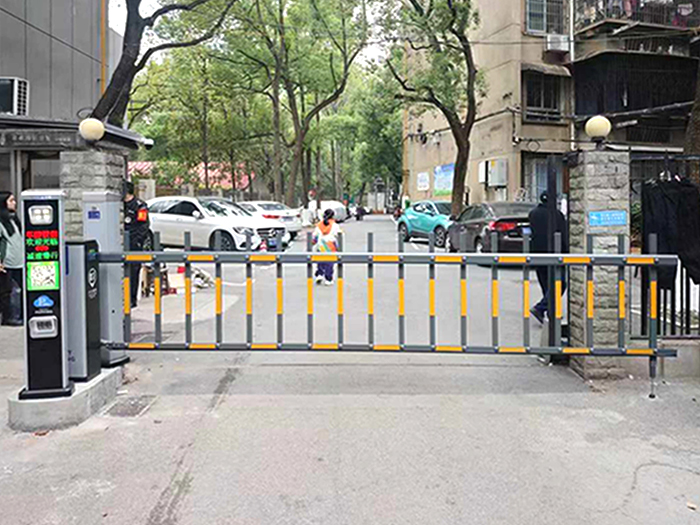某小區(qū)停車場采用 “安快” 同進同出柵欄道閘