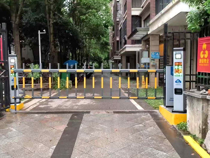 某小區(qū)停車(chē)場(chǎng)采用 “安快” 一進(jìn)一出柵欄道閘