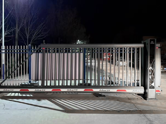 某工業(yè)園區(qū)采用 “安快” 柵欄款懸開工業(yè)門