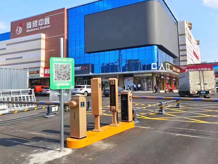某商貿(mào)中心采用 “安快” 一進(jìn)一出直桿道閘