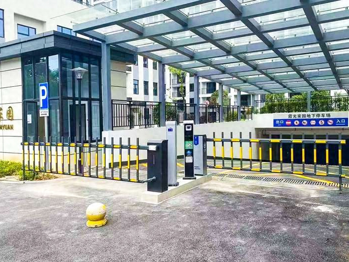 某小區(qū)地下停車場采用 “安快” 一進(jìn)一出車牌識(shí)別系統(tǒng)