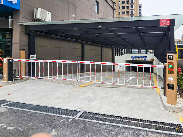 某地下停車場采用 “安快” 一進(jìn)一出對開柵欄道閘停車管理
