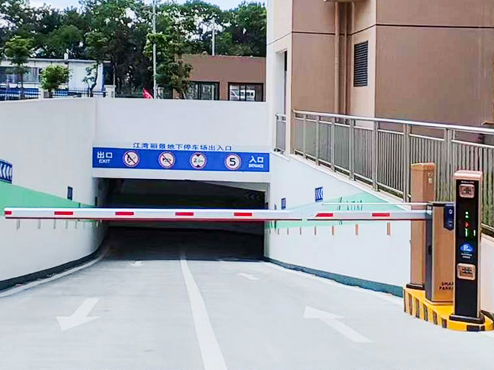 某地下停車場采用 “安快” 同進同出曲桿道閘停車管理