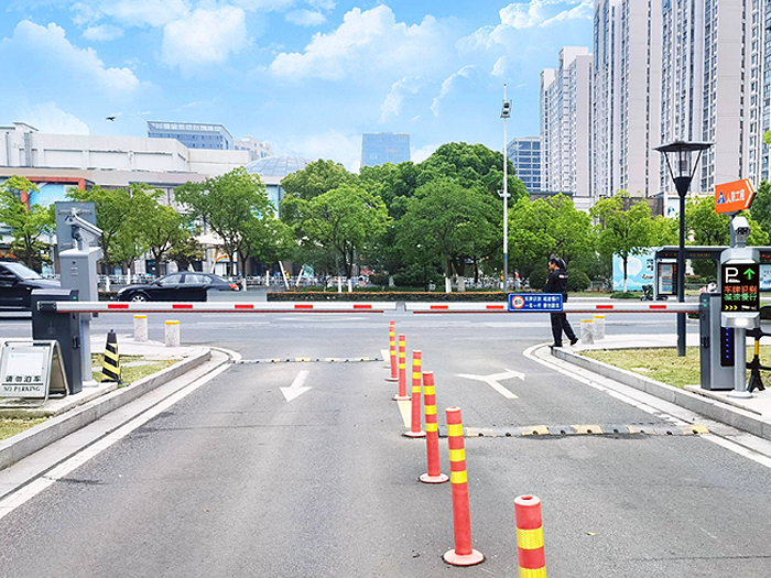 某小區(qū)采用“安快”一進(jìn)一出直桿道閘現(xiàn)場(chǎng)圖