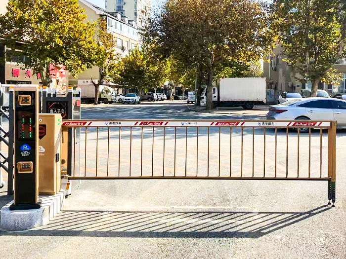 某街道采用“安快”一進(jìn)一出柵欄道閘現(xiàn)場(chǎng)圖