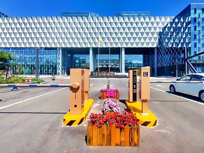 某產(chǎn)業(yè)園區(qū)采用 “安快” 一進(jìn)一出車牌識別系統(tǒng)案例圖