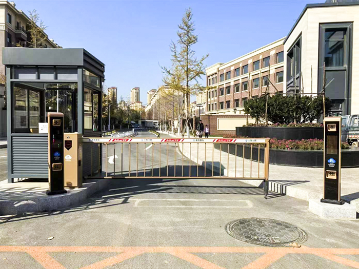 某別墅區(qū)采用 “安快” 一進一出柵欄道閘現(xiàn)場案例圖